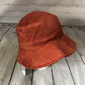 UO RUST FAUX SUEDE/SHERPA LINING BUCKET HAT